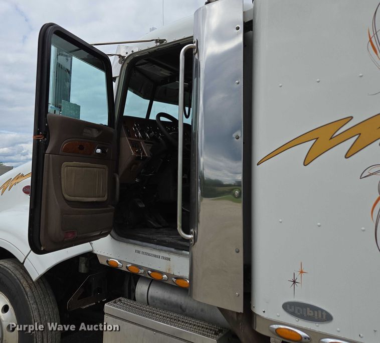 image for item ED2027 2009 Peterbilt 386 semi truck