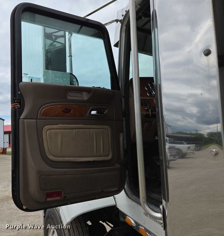 image for item ED2027 2009 Peterbilt 386 semi truck