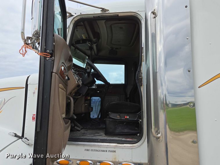 image for item ED2027 2009 Peterbilt 386 semi truck