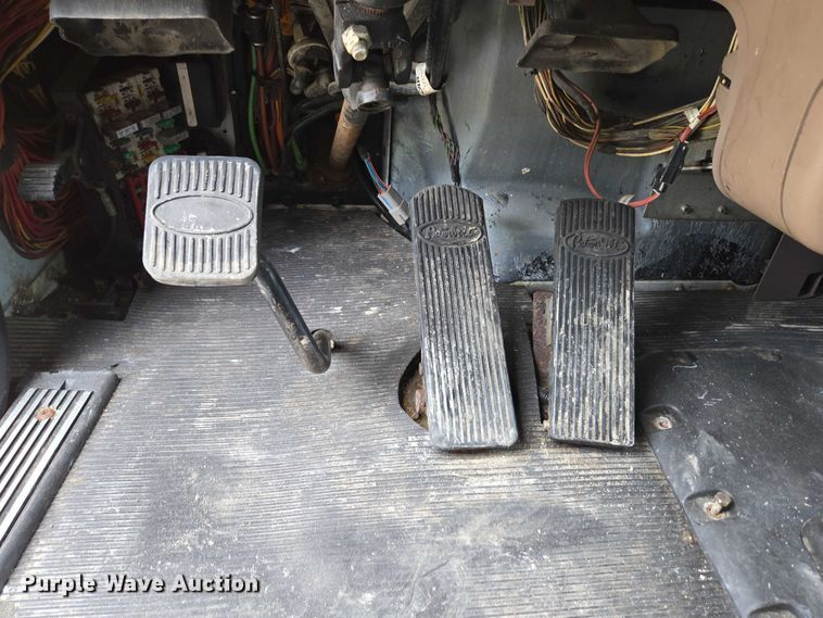 image for item ED2027 2009 Peterbilt 386 semi truck