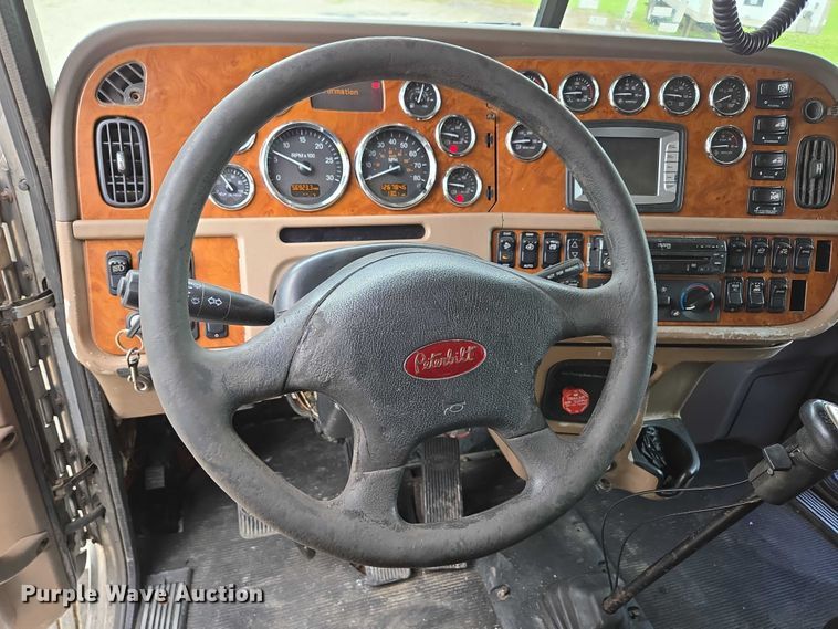 image for item ED2027 2009 Peterbilt 386 semi truck