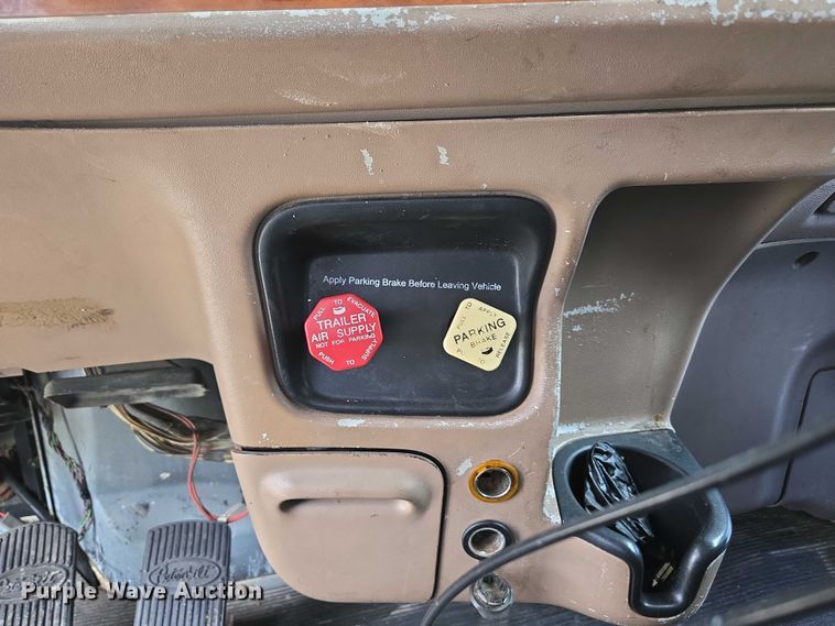 image for item ED2027 2009 Peterbilt 386 semi truck