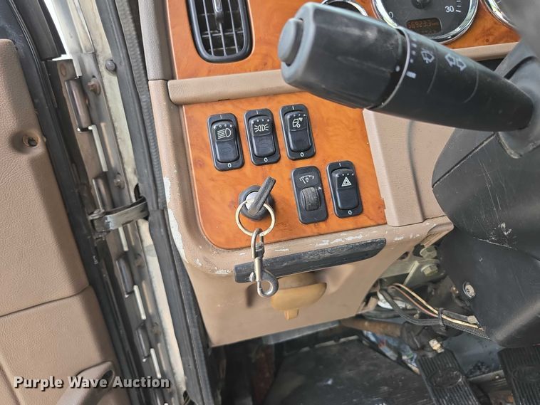 image for item ED2027 2009 Peterbilt 386 semi truck