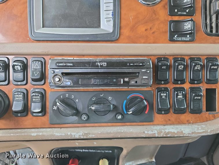 image for item ED2027 2009 Peterbilt 386 semi truck