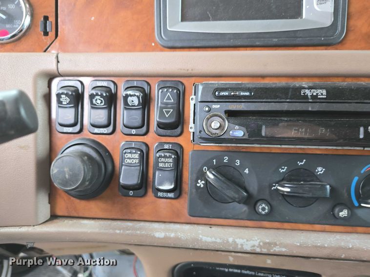 image for item ED2027 2009 Peterbilt 386 semi truck