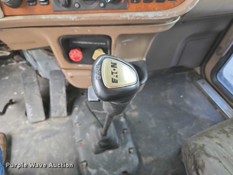 image for item ED2027 2009 Peterbilt 386 semi truck