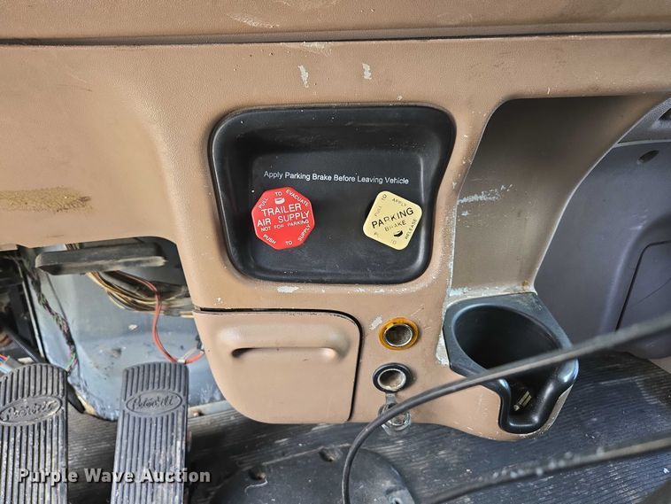 image for item ED2027 2009 Peterbilt 386 semi truck