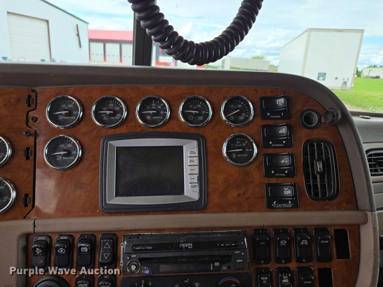 image for item ED2027 2009 Peterbilt 386 semi truck