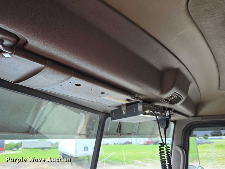 image for item ED2027 2009 Peterbilt 386 semi truck