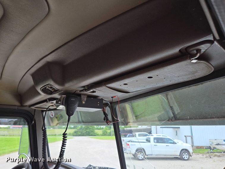 image for item ED2027 2009 Peterbilt 386 semi truck