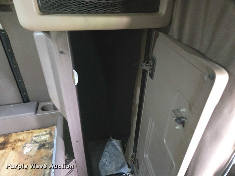 image for item ED2027 2009 Peterbilt 386 semi truck