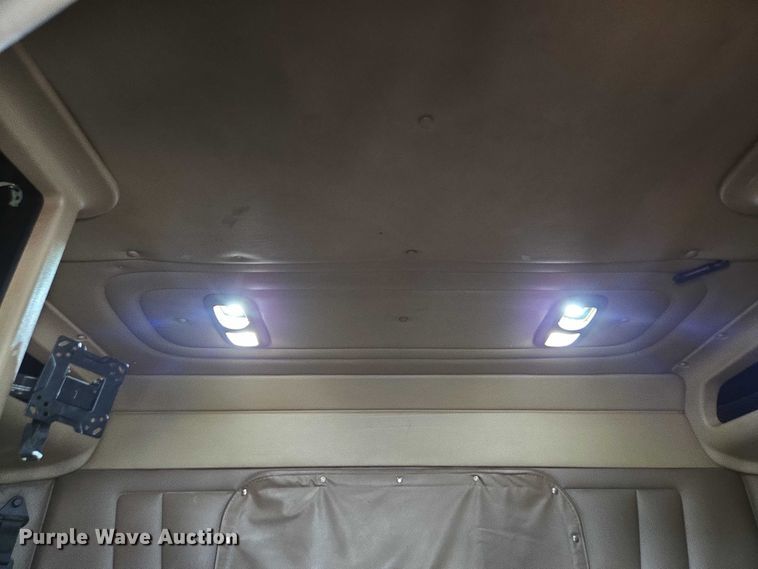 image for item ED2027 2009 Peterbilt 386 semi truck