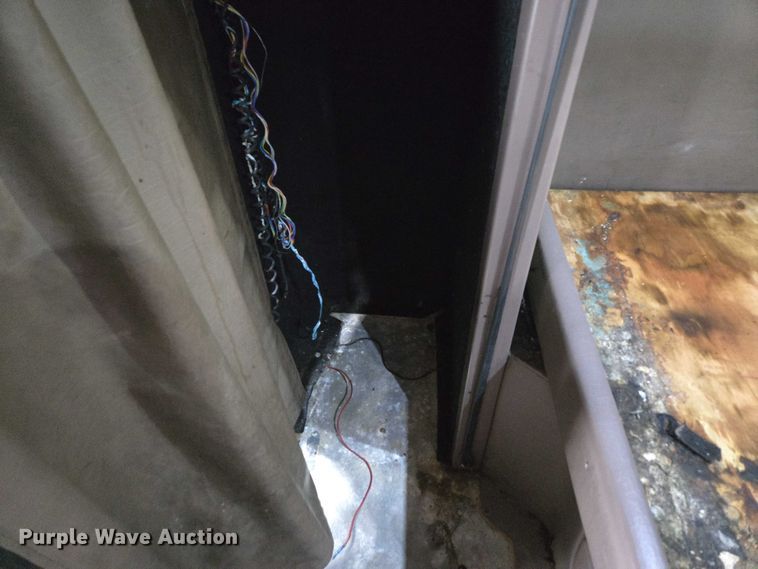 image for item ED2027 2009 Peterbilt 386 semi truck