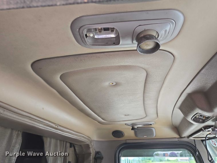 image for item ED2027 2009 Peterbilt 386 semi truck