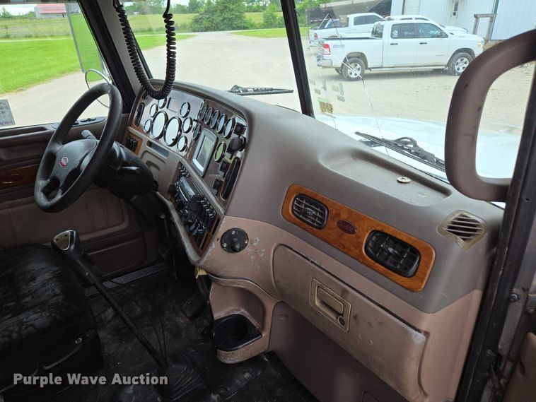 image for item ED2027 2009 Peterbilt 386 semi truck