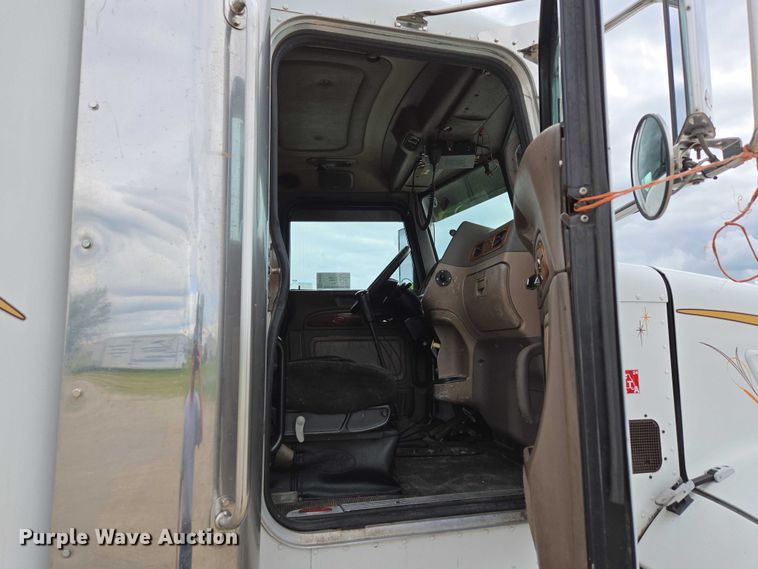 image for item ED2027 2009 Peterbilt 386 semi truck