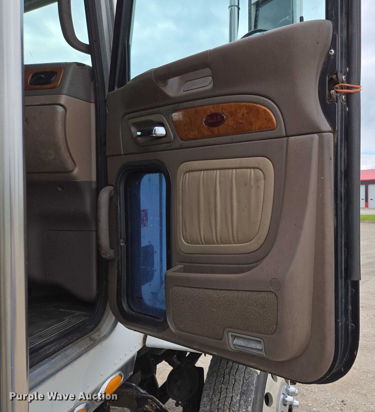 image for item ED2027 2009 Peterbilt 386 semi truck