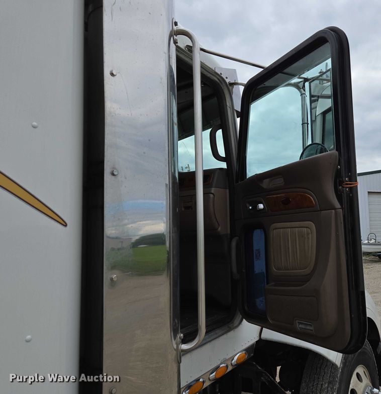 image for item ED2027 2009 Peterbilt 386 semi truck