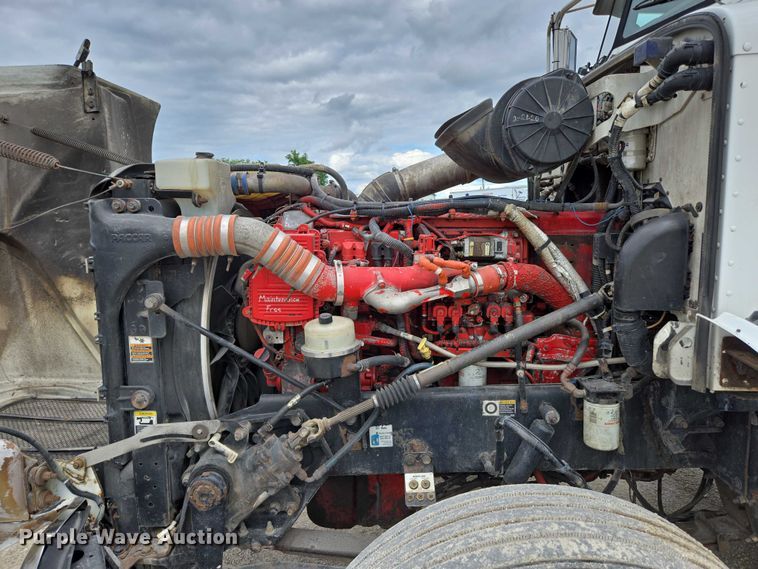 image for item ED2027 2009 Peterbilt 386 semi truck