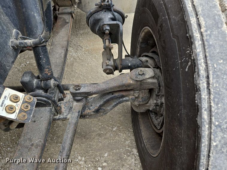 image for item ED2027 2009 Peterbilt 386 semi truck