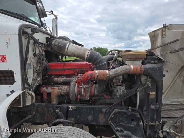 image for item ED2027 2009 Peterbilt 386 semi truck