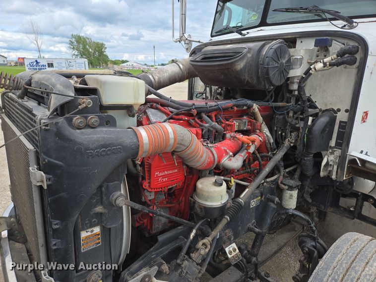 image for item ED2027 2009 Peterbilt 386 semi truck