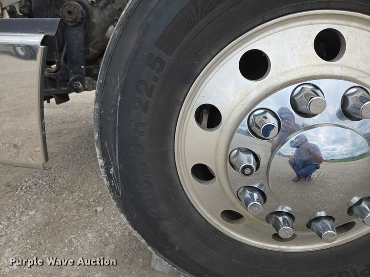 image for item ED2027 2009 Peterbilt 386 semi truck