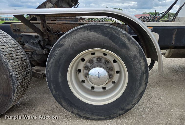 image for item ED2027 2009 Peterbilt 386 semi truck