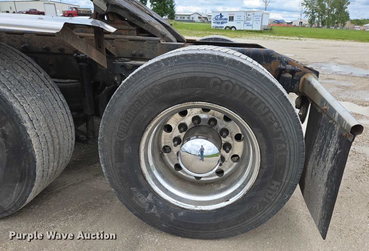 image for item ED2027 2009 Peterbilt 386 semi truck