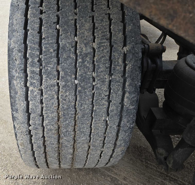 image for item ED2027 2009 Peterbilt 386 semi truck