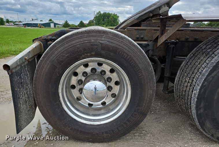 image for item ED2027 2009 Peterbilt 386 semi truck