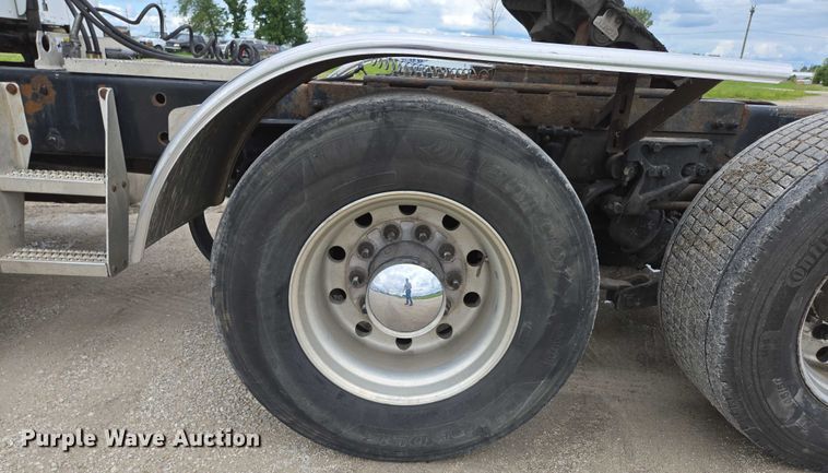 image for item ED2027 2009 Peterbilt 386 semi truck