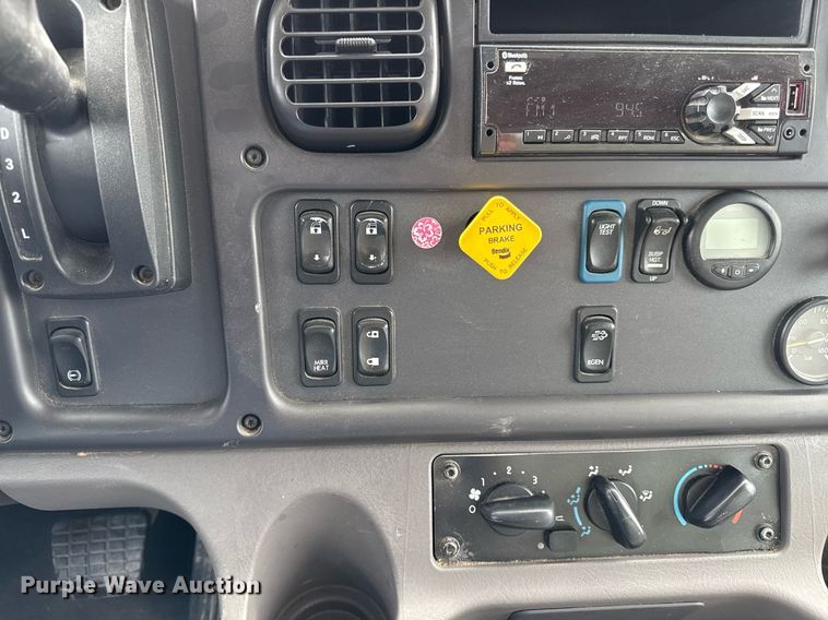 image for item ED4133 2020 Freightliner Business Class M2 box truck