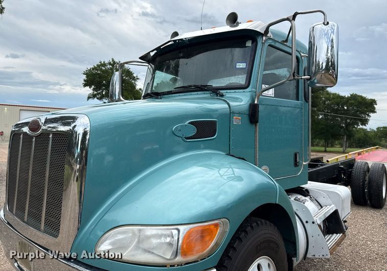 image for item ED5667 2019 Peterbilt 337 truck cab and chassis