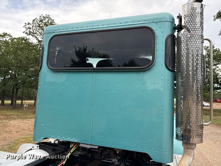 image for item ED5667 2019 Peterbilt 337 truck cab and chassis