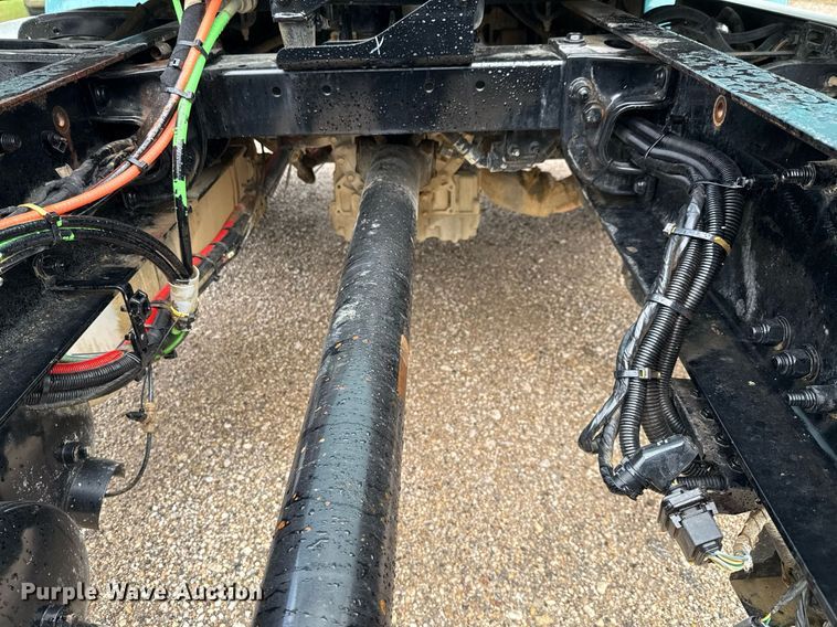 image for item ED5667 2019 Peterbilt 337 truck cab and chassis