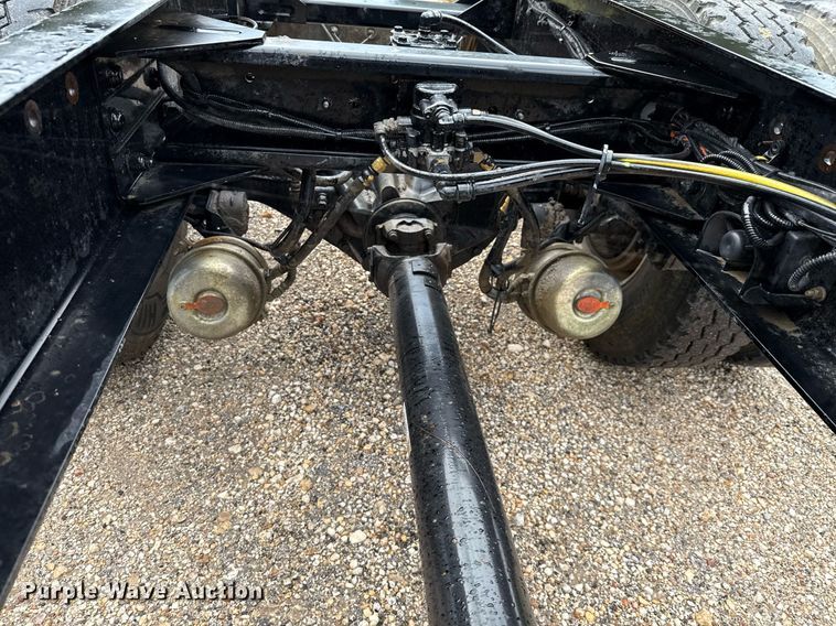 image for item ED5667 2019 Peterbilt 337 truck cab and chassis