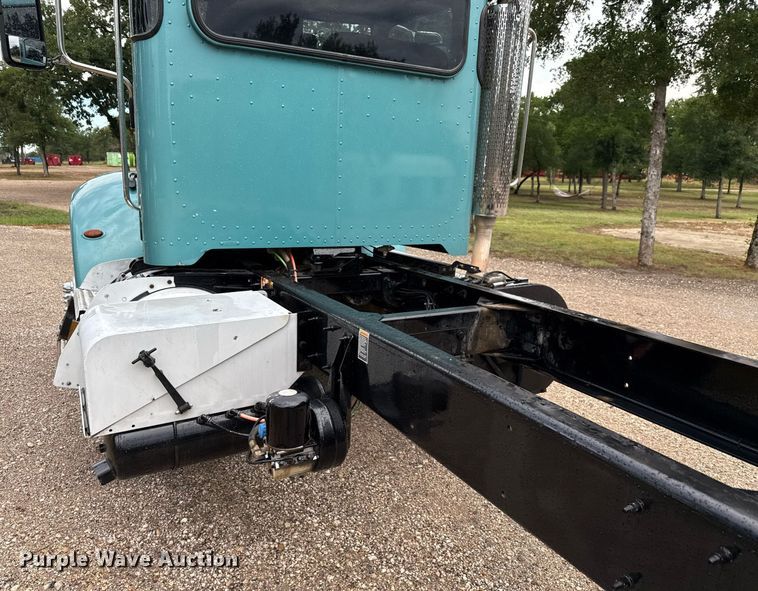 image for item ED5667 2019 Peterbilt 337 truck cab and chassis