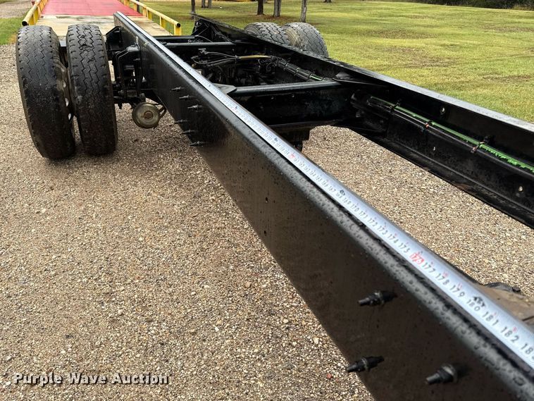 image for item ED5667 2019 Peterbilt 337 truck cab and chassis