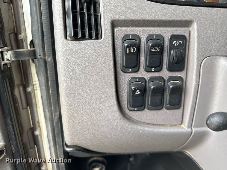 image for item ED5667 2019 Peterbilt 337 truck cab and chassis