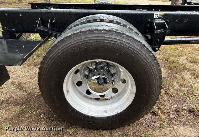 image for item ED5667 2019 Peterbilt 337 truck cab and chassis