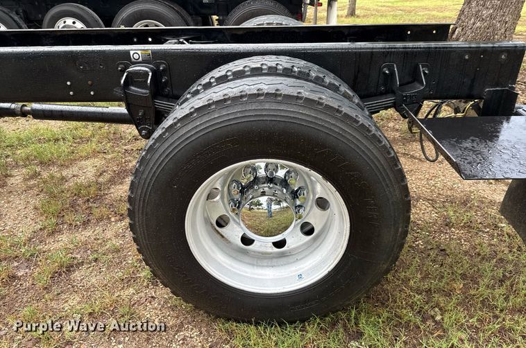 image for item ED5667 2019 Peterbilt 337 truck cab and chassis