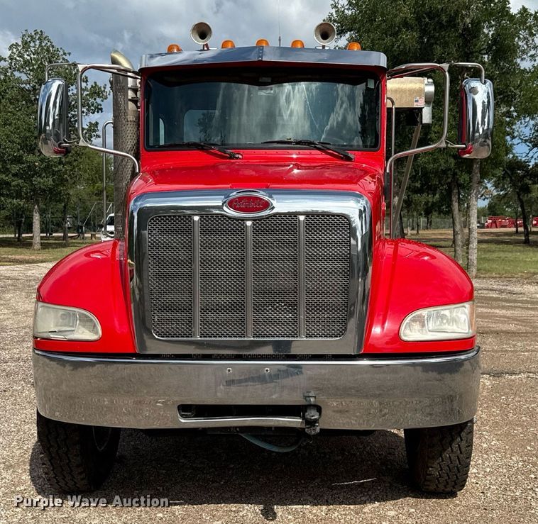 image for item ED5669 2019 Peterbilt 337 hook lift truck