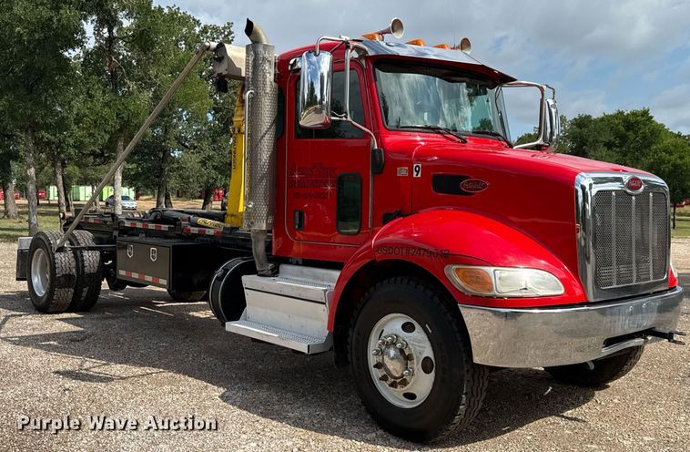 image for item ED5669 2019 Peterbilt 337 hook lift truck