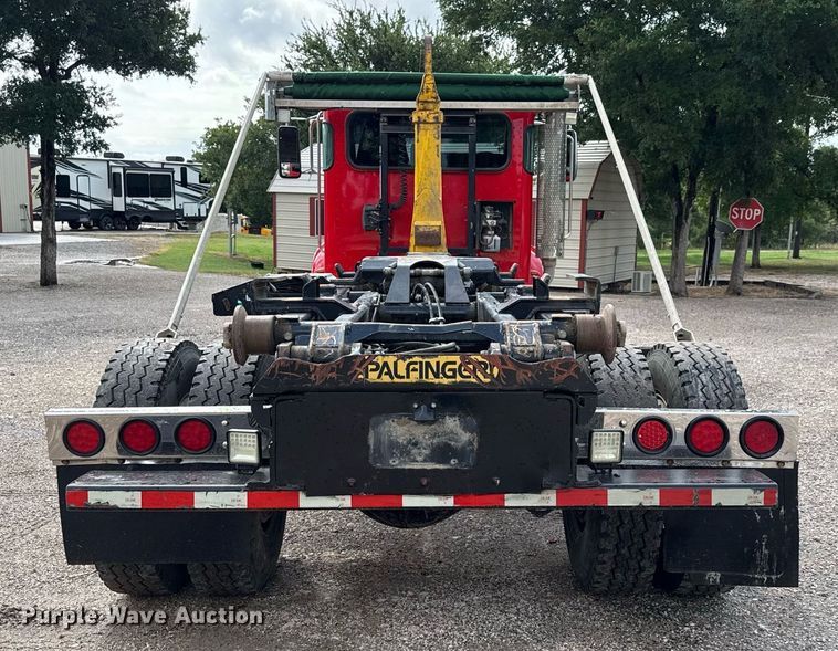 image for item ED5669 2019 Peterbilt 337 hook lift truck