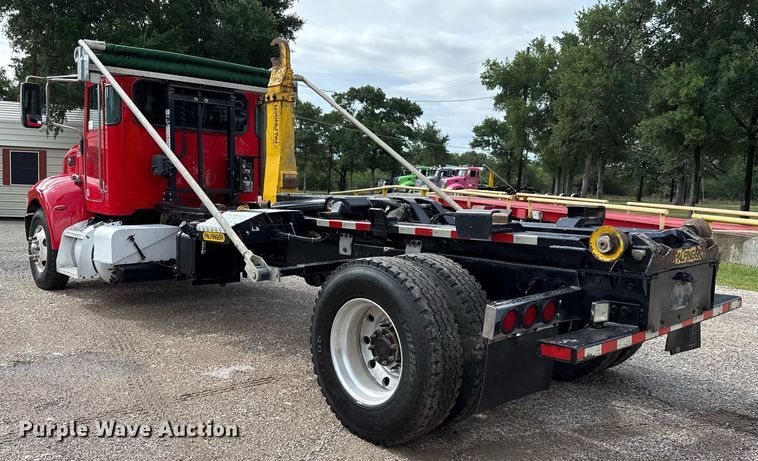 image for item ED5669 2019 Peterbilt 337 hook lift truck