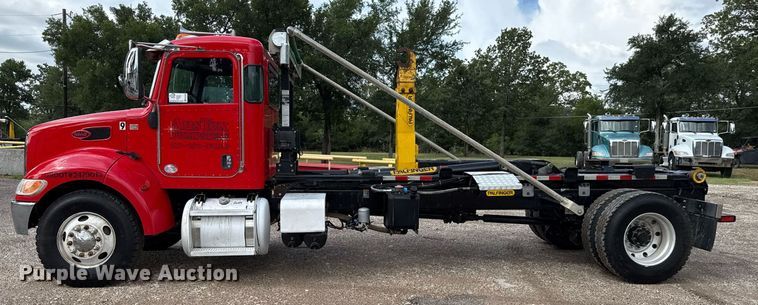image for item ED5669 2019 Peterbilt 337 hook lift truck