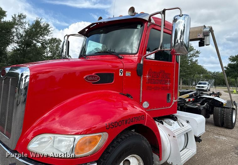 image for item ED5669 2019 Peterbilt 337 hook lift truck