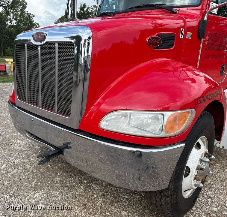 image for item ED5669 2019 Peterbilt 337 hook lift truck