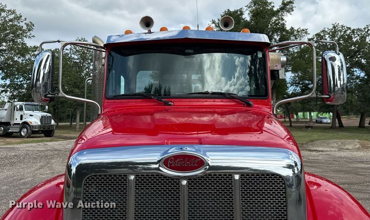 image for item ED5669 2019 Peterbilt 337 hook lift truck